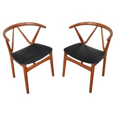 Paire de fauteuils Modèle 225 en teck de Henning Kjaernulf