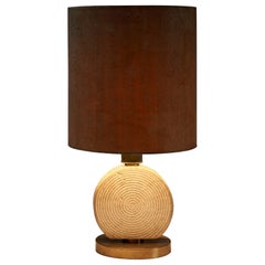 Lampe de table Naturel avec base en travertin et abat-jour en liège dans le style de Studio CE.