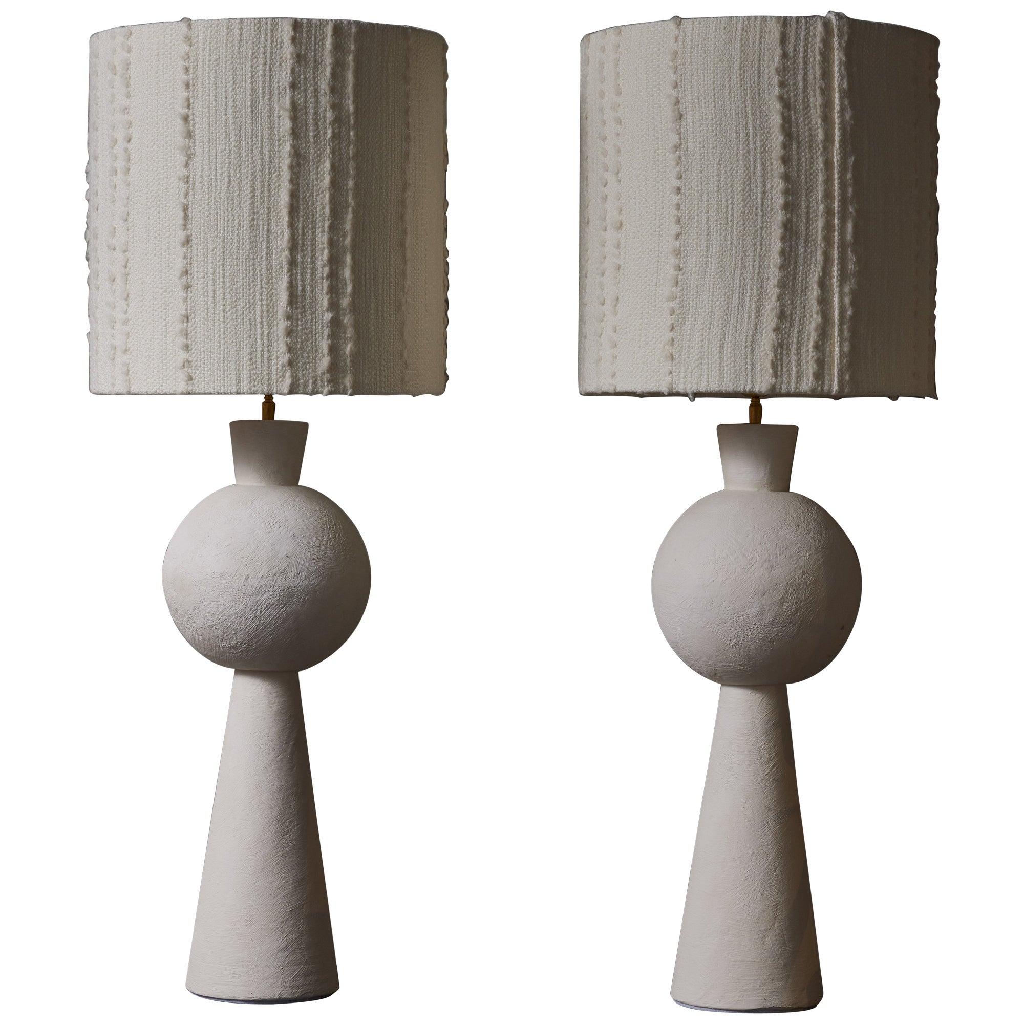 Paar dekorative Tischlampen aus Gips im Angebot