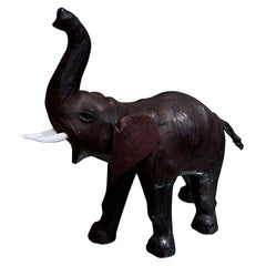 Sculpture de table éléphant en cuir moderne des années 1960