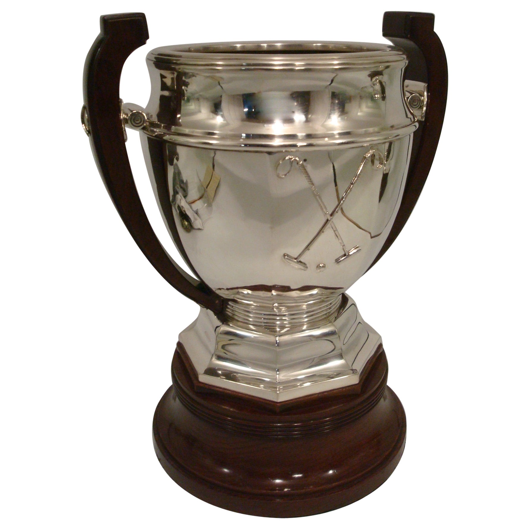 Art déco géant  Trophée polo en argent sterling - Tasse à champagne - Refroidisseur. Circa 1920 en vente