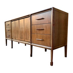 Mid Century Modern Nine Drawers Dresser by United Furniture Corporation. C 1960s