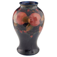 William Moorcroft Monumentale Vase mit Granatapfelmuster um 1930