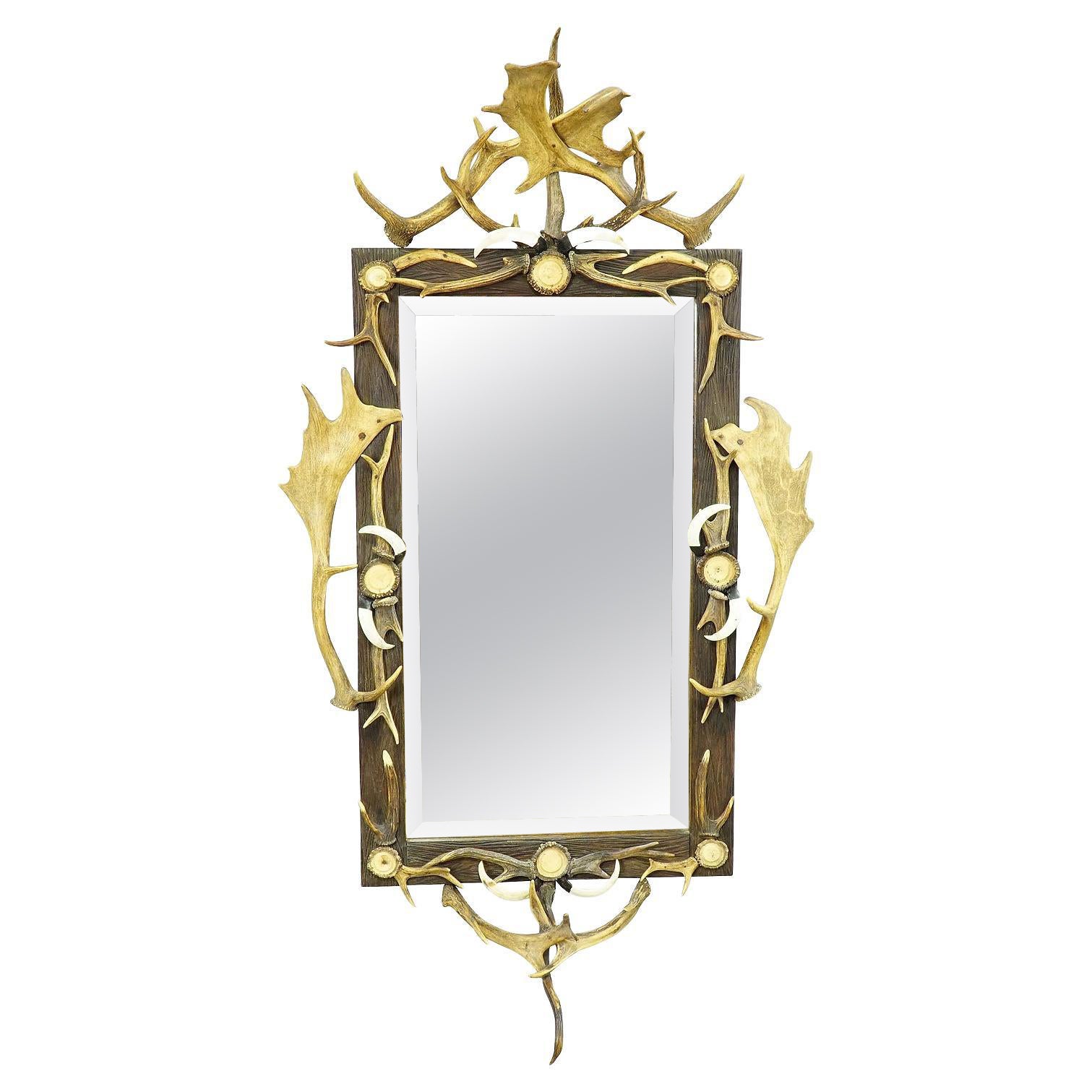 Großer Antique Mirror mit rustikalen Geweihdekorationen im Angebot
