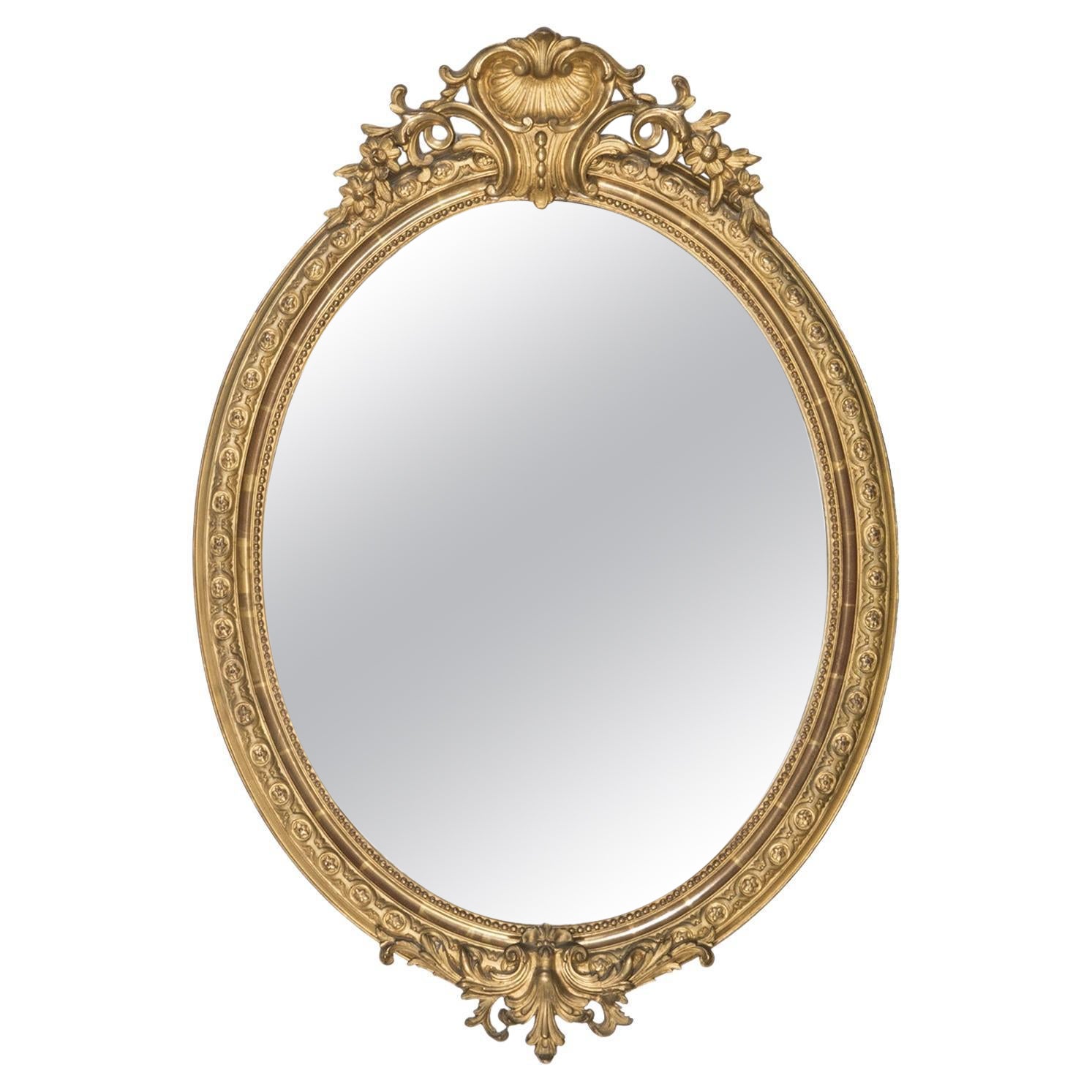 Miroir ovale français ancien du 19ème siècle en bois doré avec crête en coquillage en vente