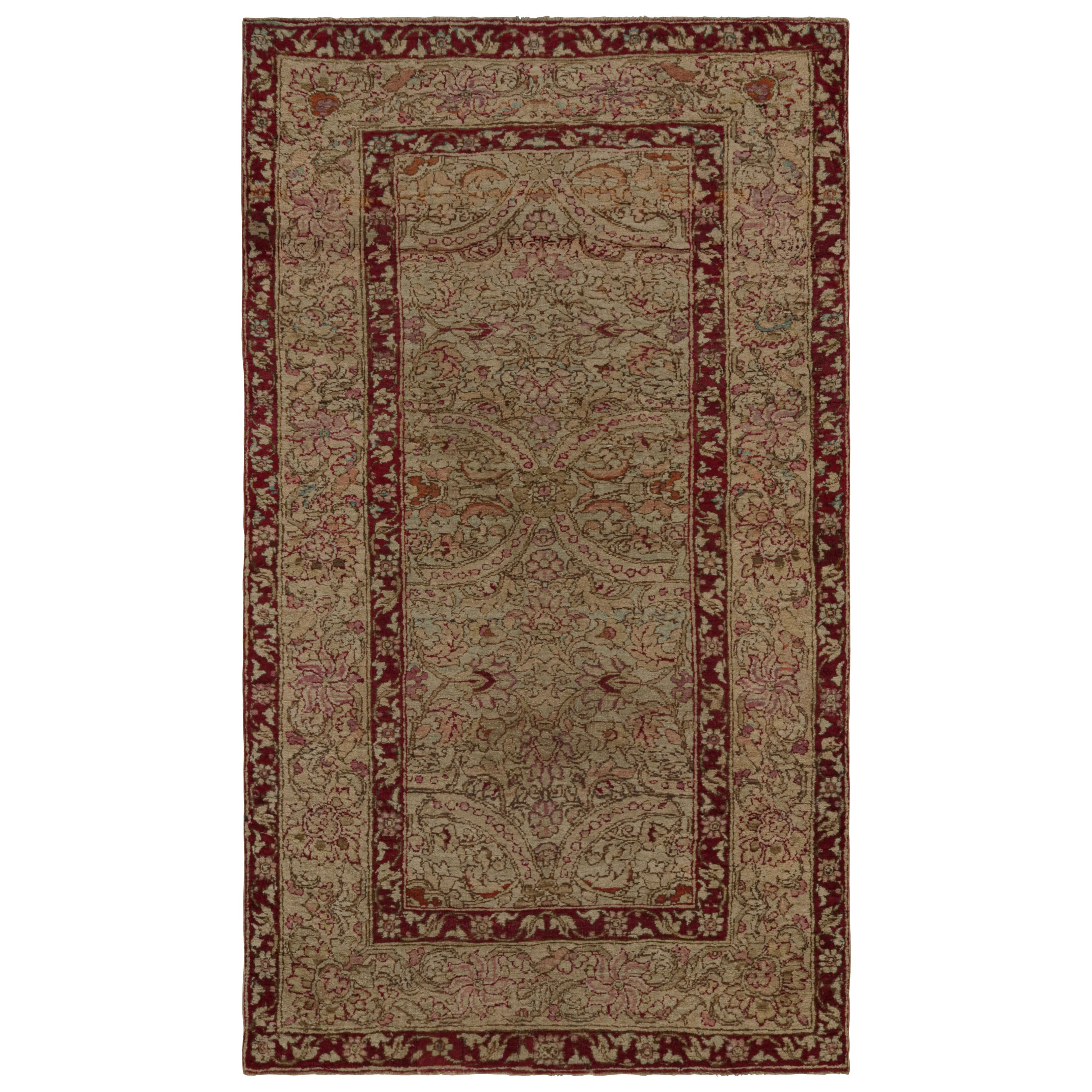 Antiker Agra-Teppich mit geometrischen Mustern in Braun und Rot, von Rug & Kilim