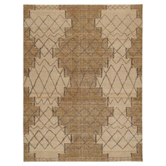 Rug & Kilim's Distressed Moroccan Style Rug in Beige, Brown and Gray Patterns (Tapis de style marocain vieilli aux motifs beige, brun et gris)