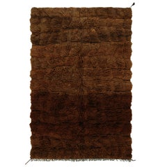Rug & Kilim's Moroccan Rug in Solid Brown High-Pile Shag (tapis marocain à poils longs en brun uni)