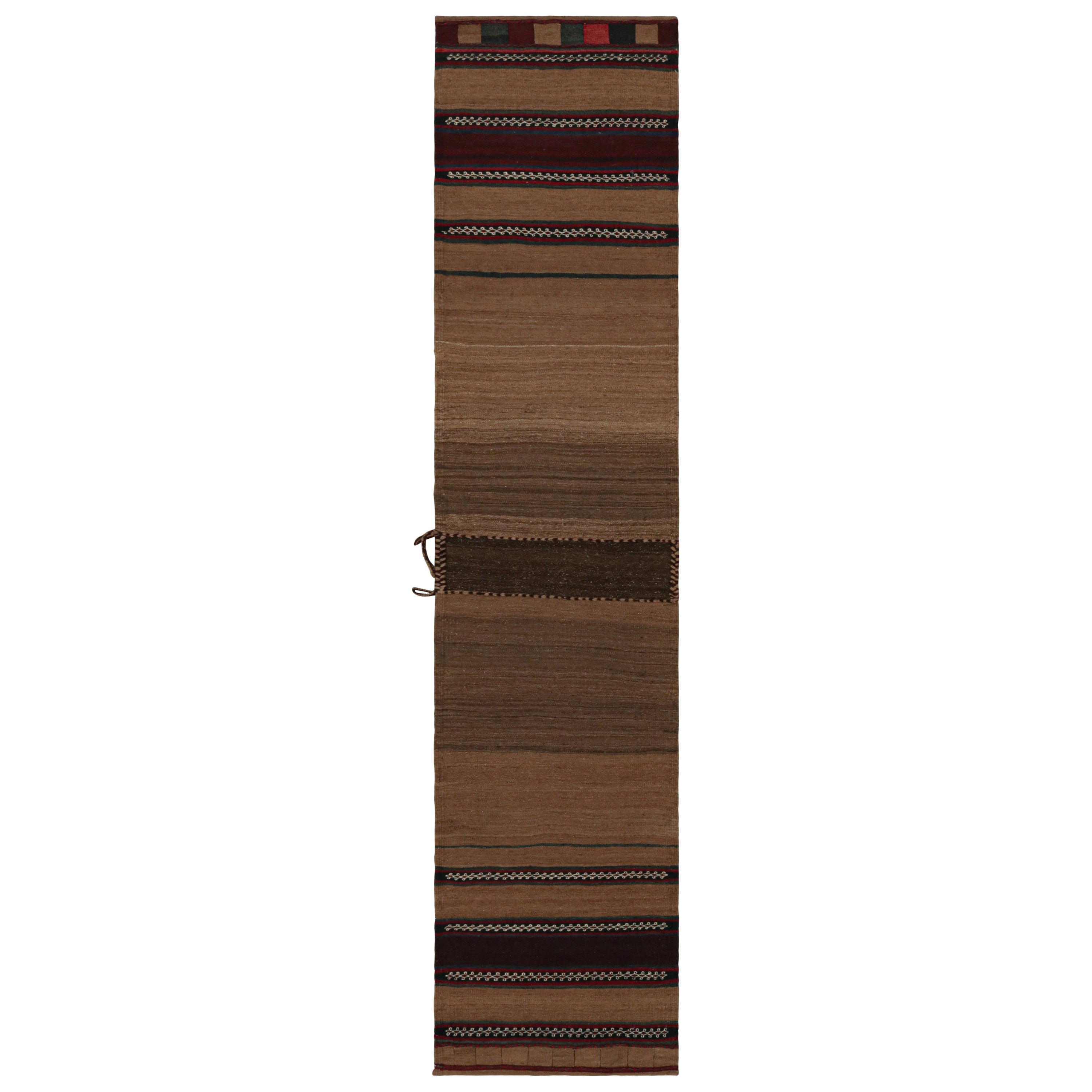 Tapis de course persan vintage en Kilim, richement décoré de Brown et de rayures par Rug & Kilim