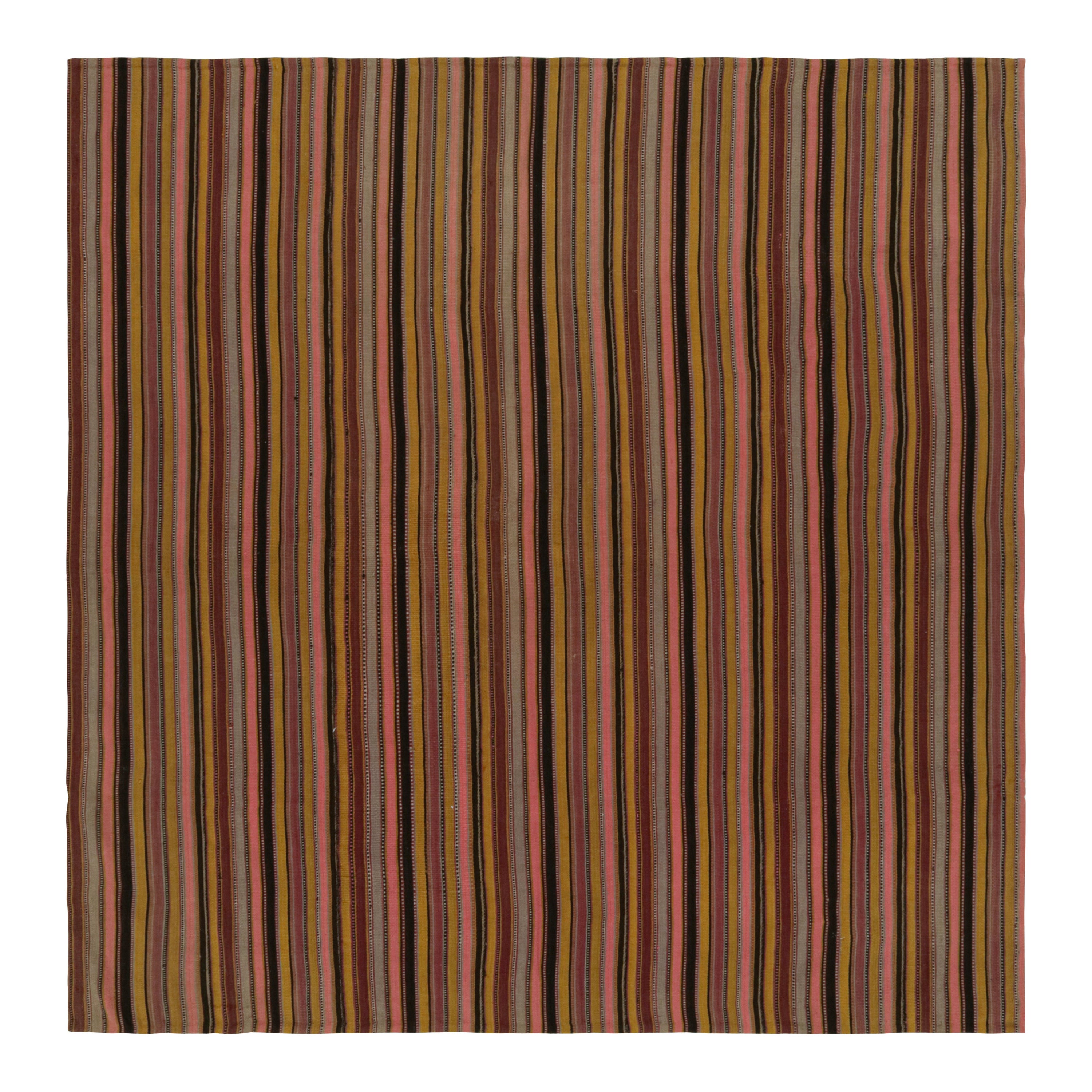 Quadratischer Vintage-Teppich aus Stammeskunst-Kelim mit bunten Streifen, von Rug & Kilim
