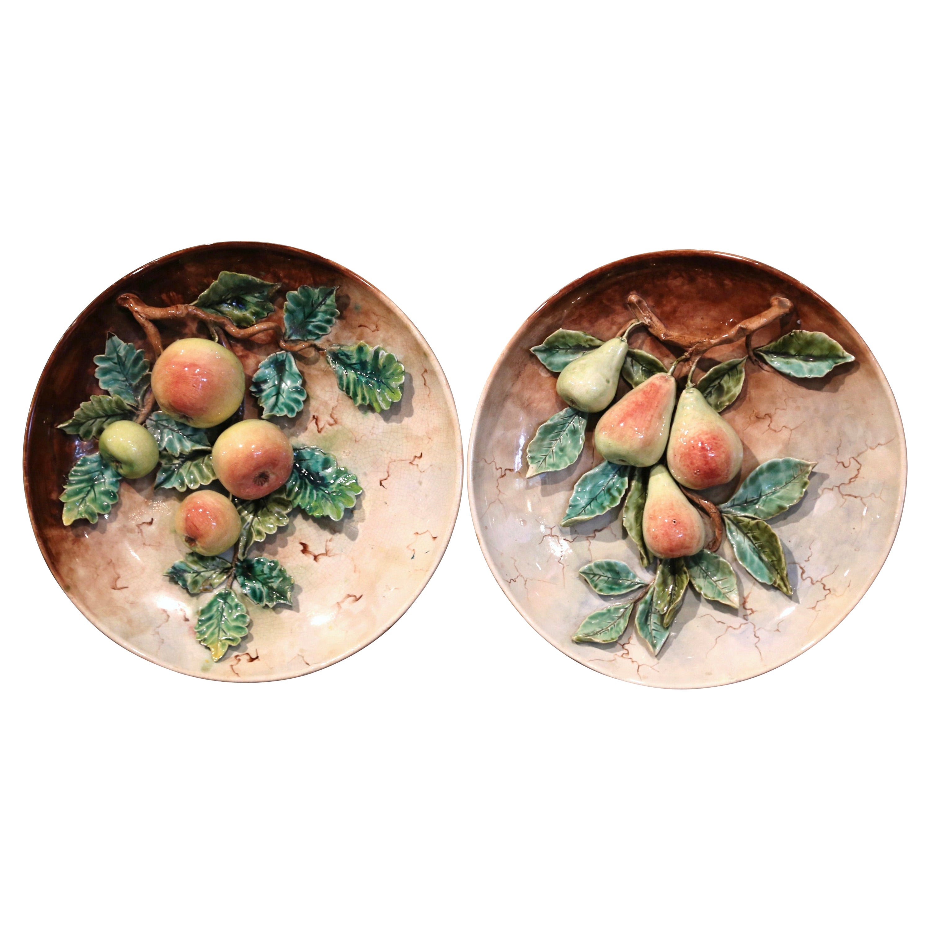 Paar französische handbemalte Barbotine-Obst-Wandteller aus Keramik des 19. Jahrhunderts