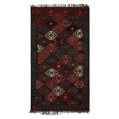 Kilim tribal vintage en rouge, motifs géométriques bleu-brun, de Rug & Kilim