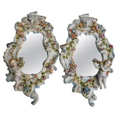 Deux miroirs muraux vintage en porcelaine Capodimonte avec chérubin à fleurs Dresden