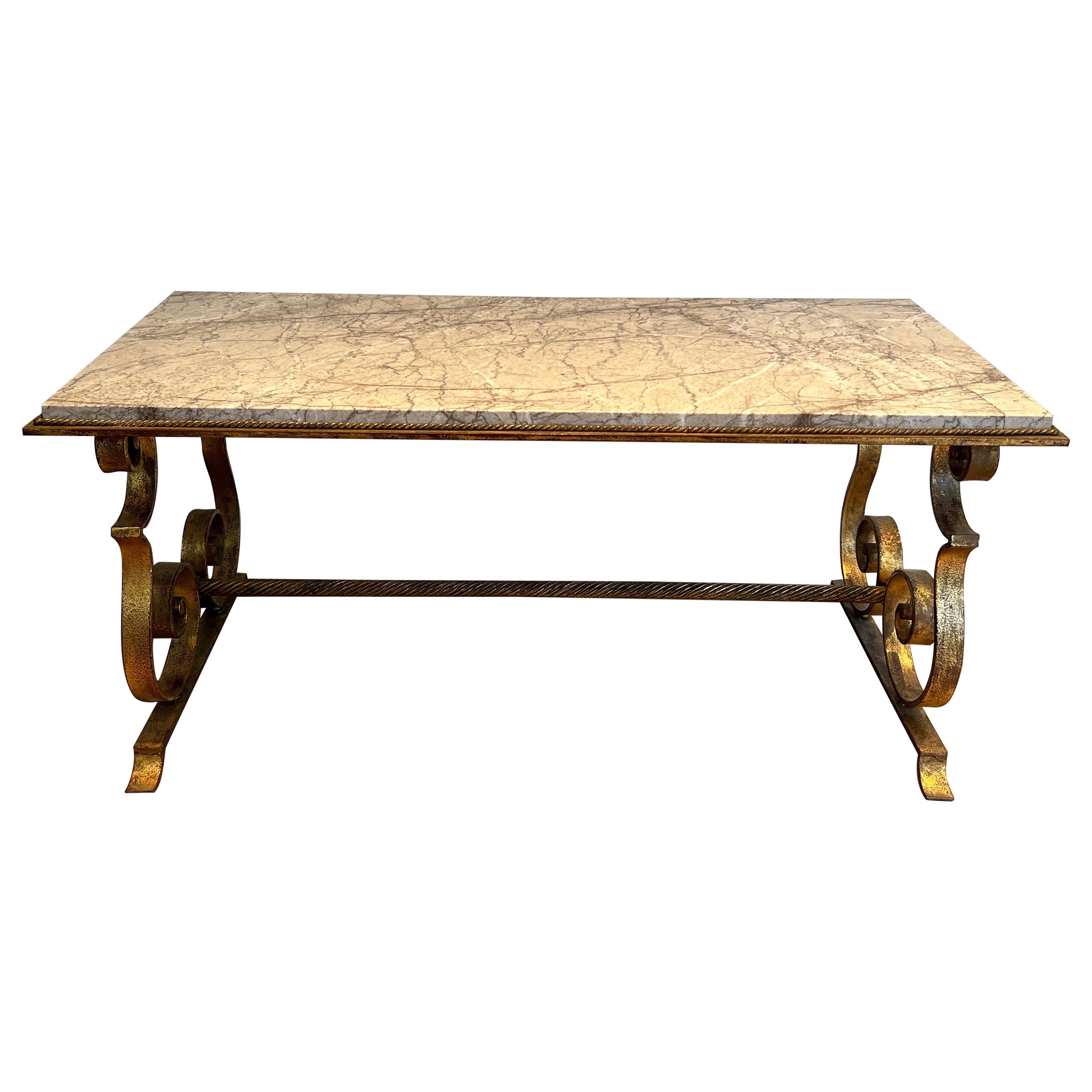 Table basse en fer forgé doré avec plateau en marbre en vente