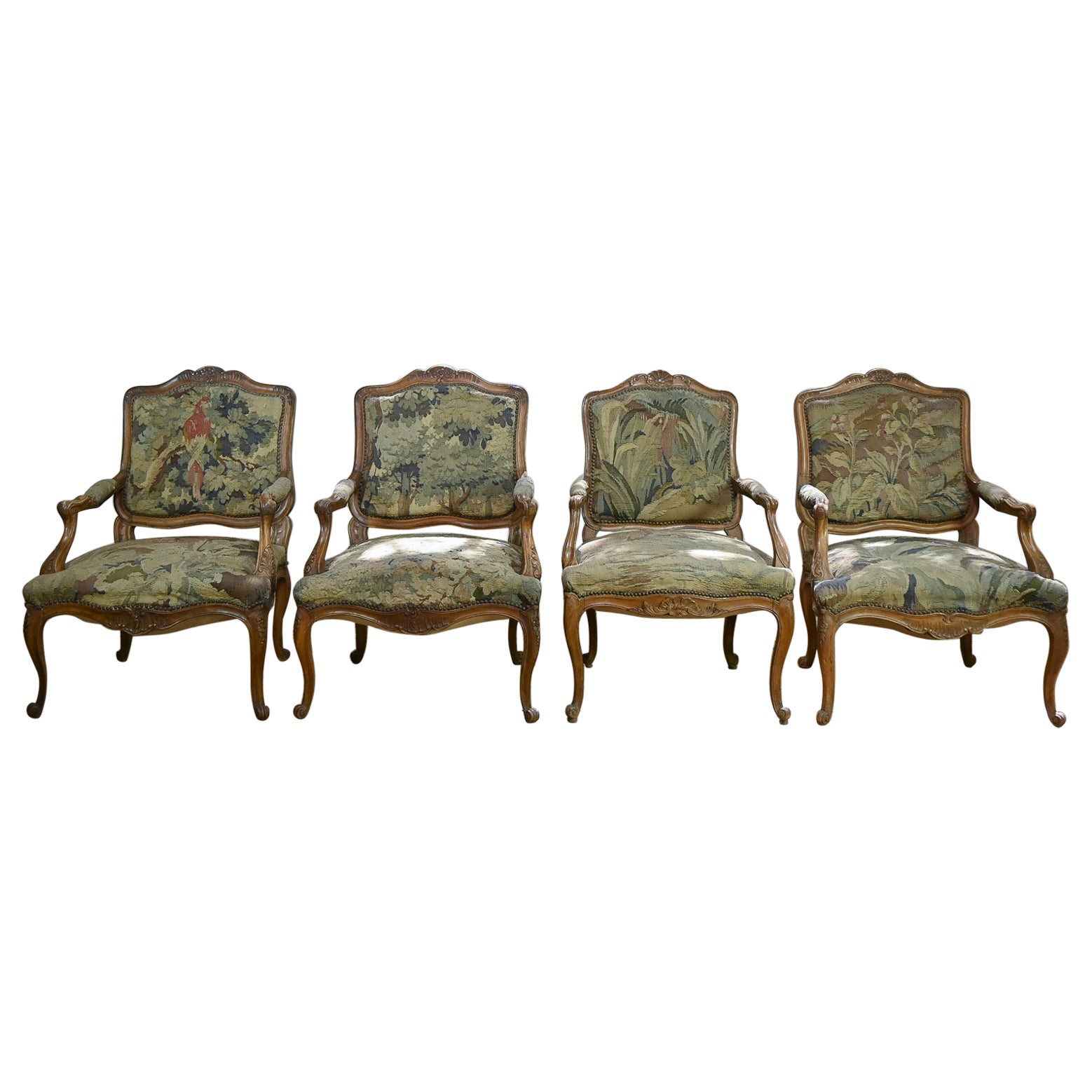 Conjunto de cuatro sillones abiertos Luis XV franceses del siglo XIX