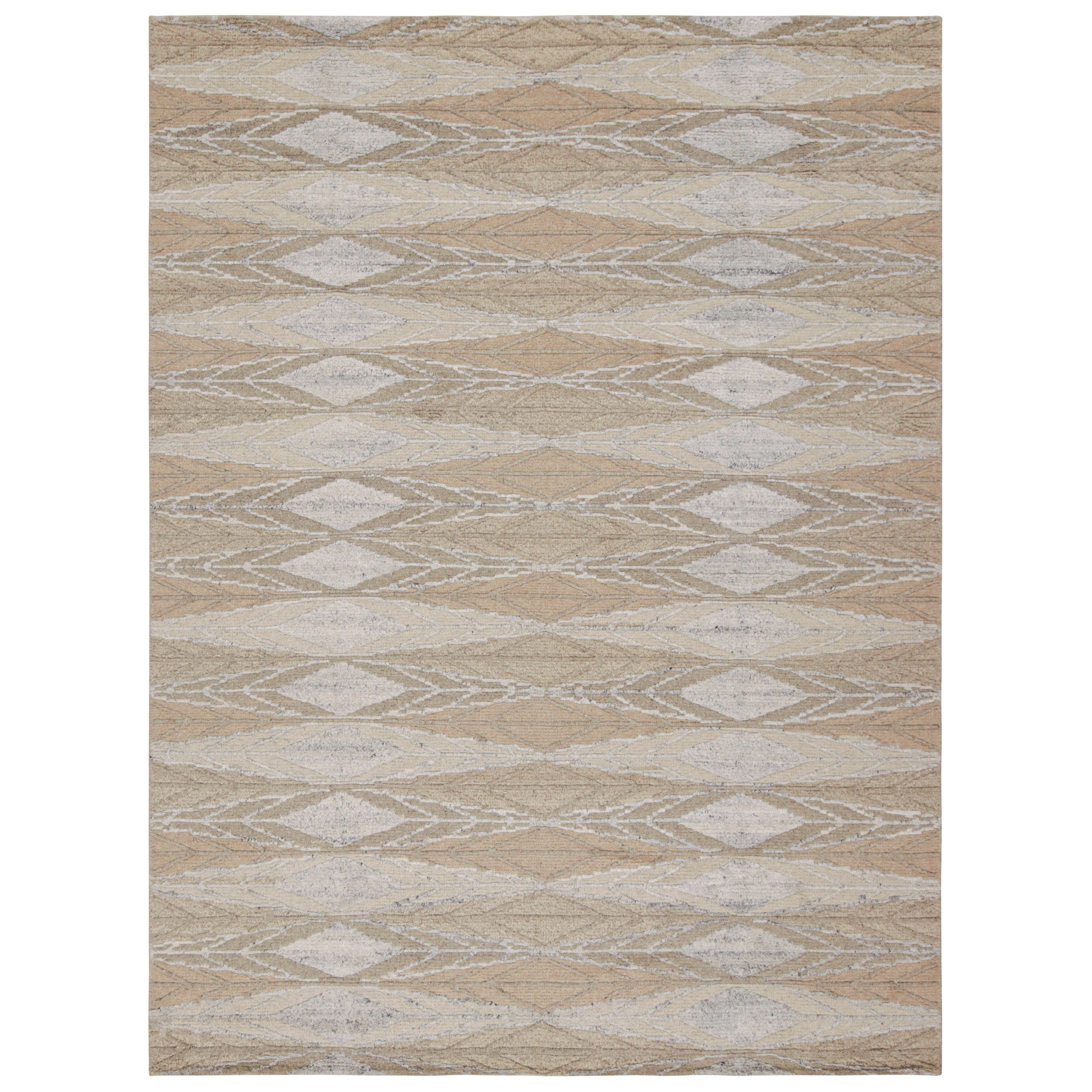 Rug & Kilim's Teppich im skandinavischen Stil in Beige-Braun mit geometrischen Mustern im Angebot