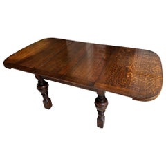 Ancienne table de salle à manger anglaise Tudor sculptée en chêne tigré avec grande cuisine de jeu