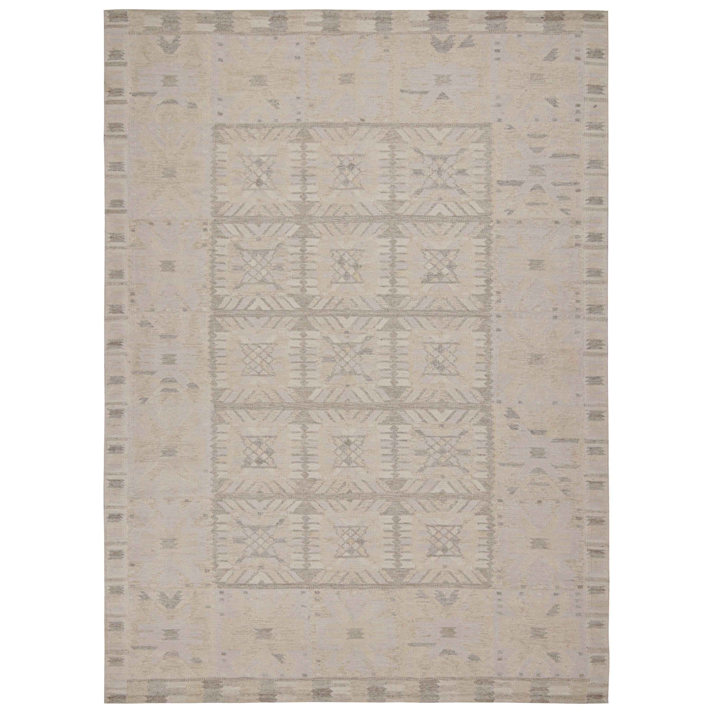 Rug & Kilim's skandinavischer Kilim-Teppich in Grau und Beige mit geometrischen Mustern im Angebot