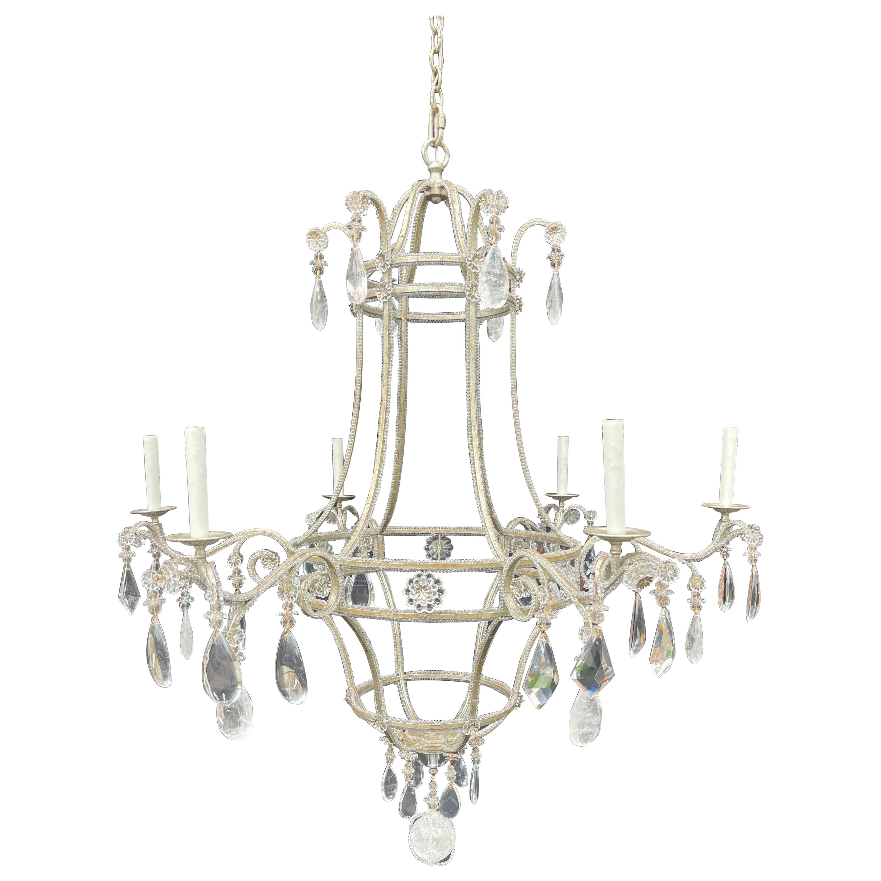 Merveilleux lustre moderne en cristal de roche perlé de feuilles d'argent de la Maison Baguès en vente