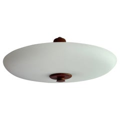 Große Superb Zustand Midcentury All White Glass Flush Mount mit Teakholz