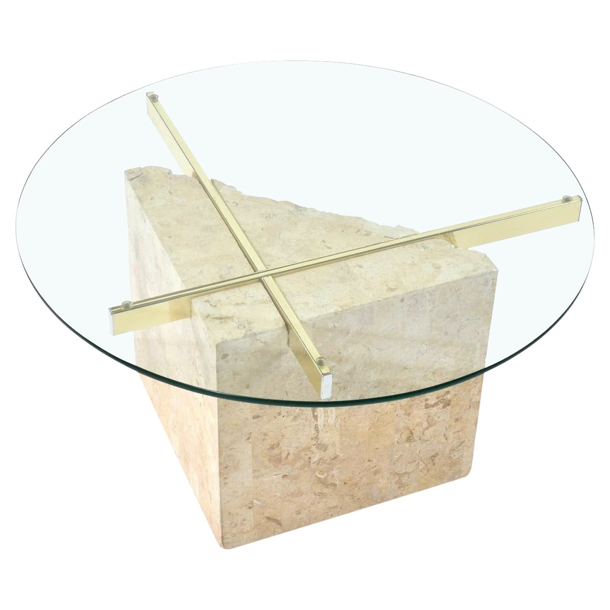 Mesa auxiliar redonda postmoderna de piedra teselada con soportes de latón dorado