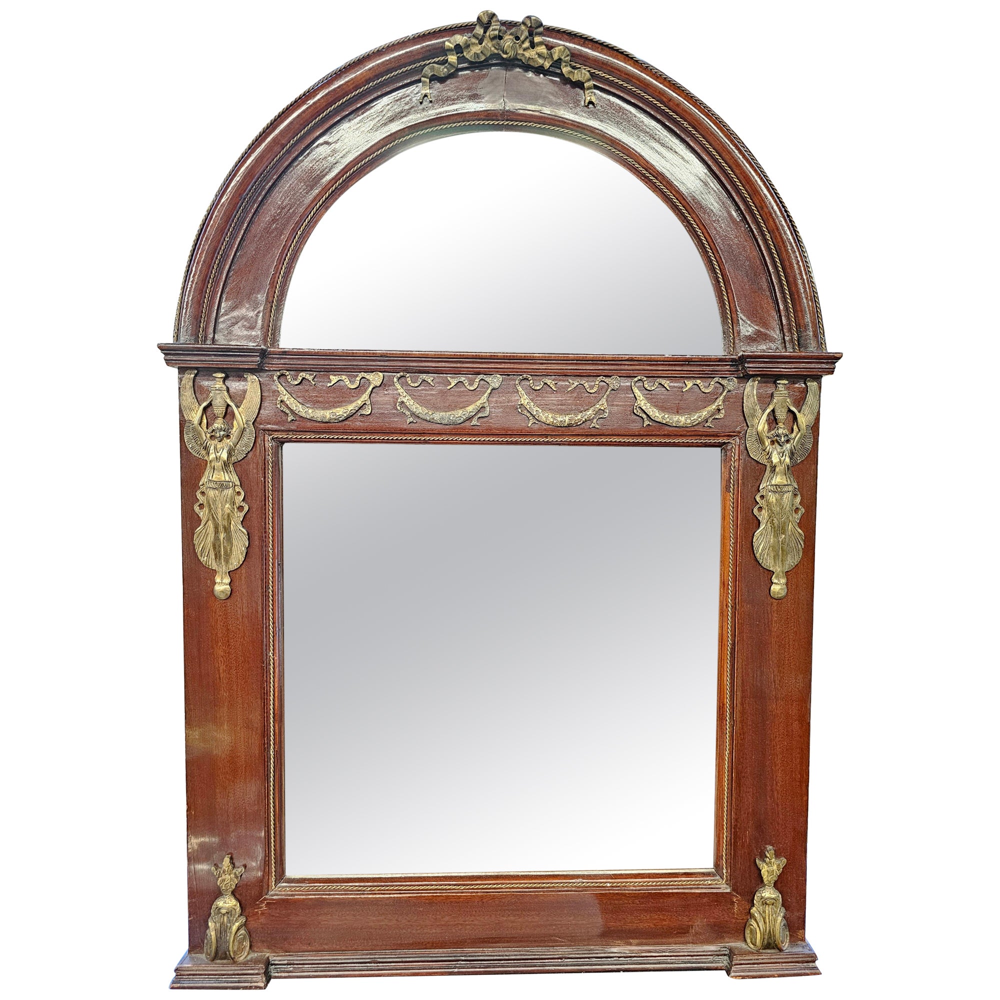 Monumental miroir néoclassique français monté en acajou et bronze doré en vente