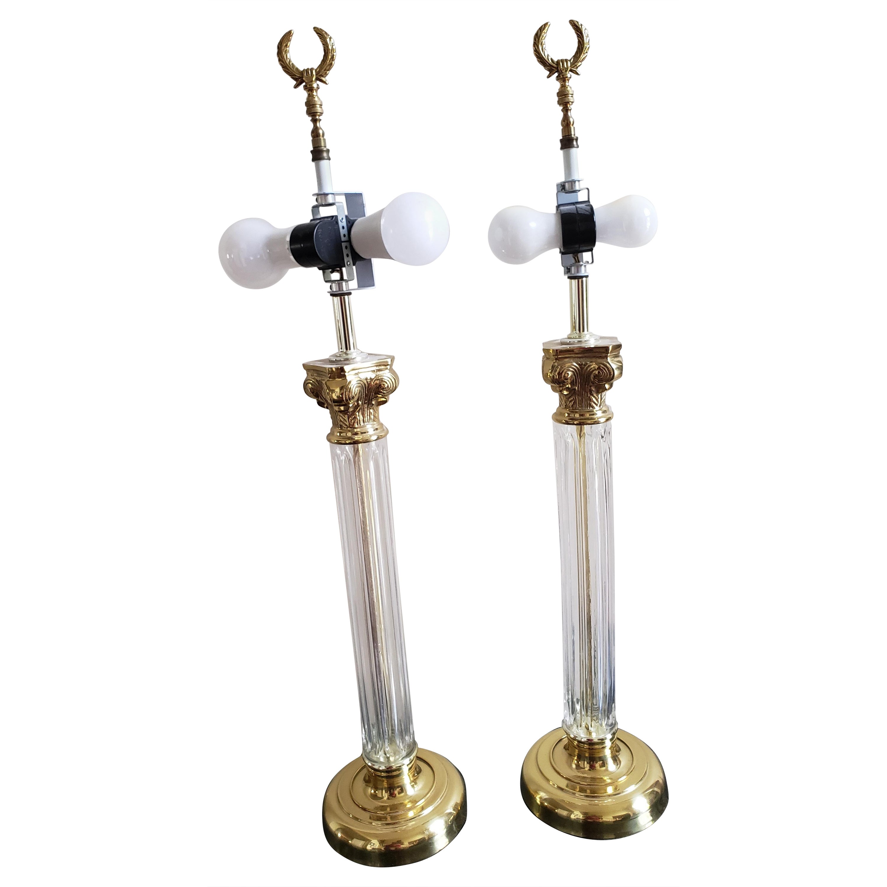 Lampade da tavolo moderne degli anni '80 in cristallo trasparente e ottone lucido - una coppia