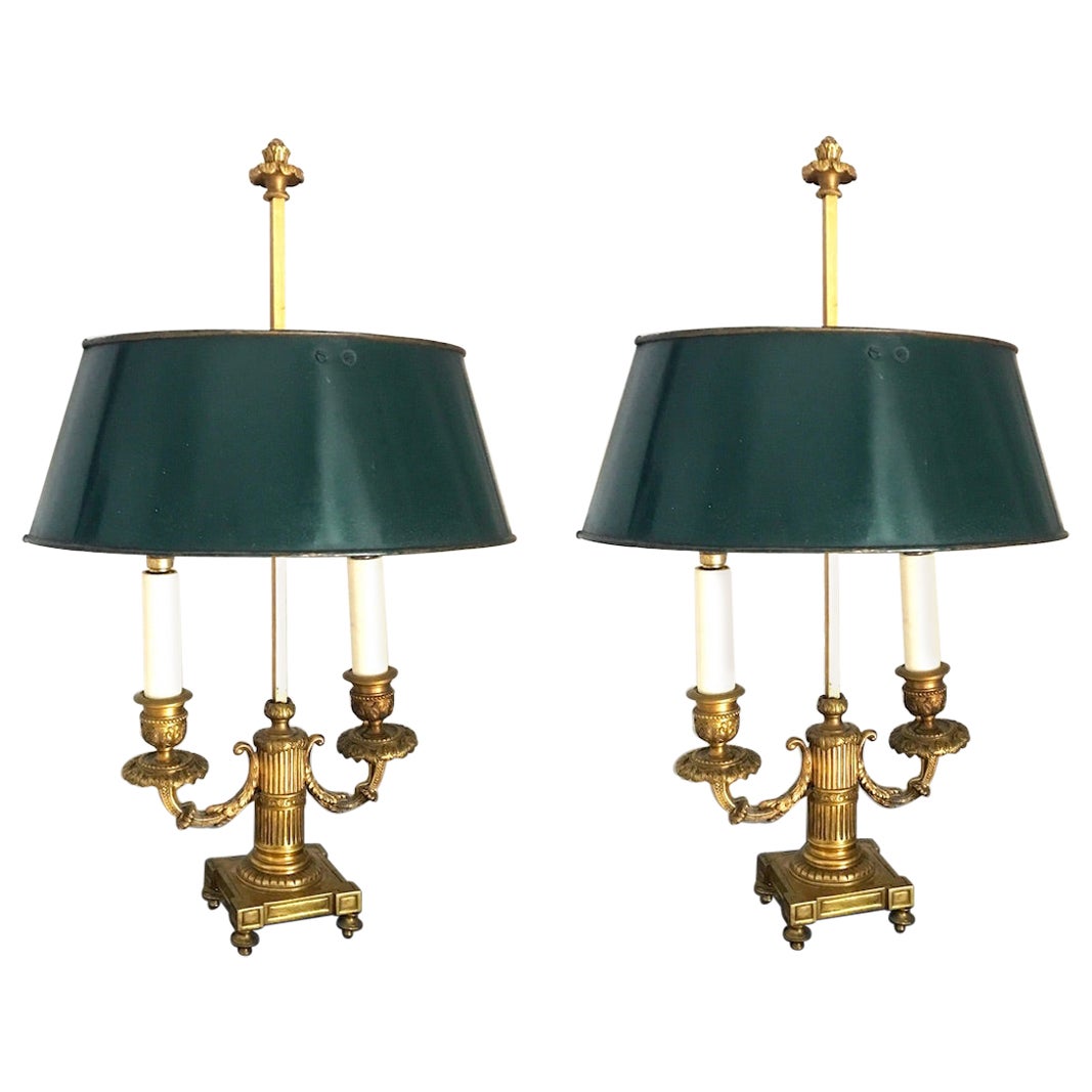 Zwei französische zweiarmige Bouillotte-Lampen oder Tischlampen aus vergoldeter Bronze im Empire-Stil, 1815