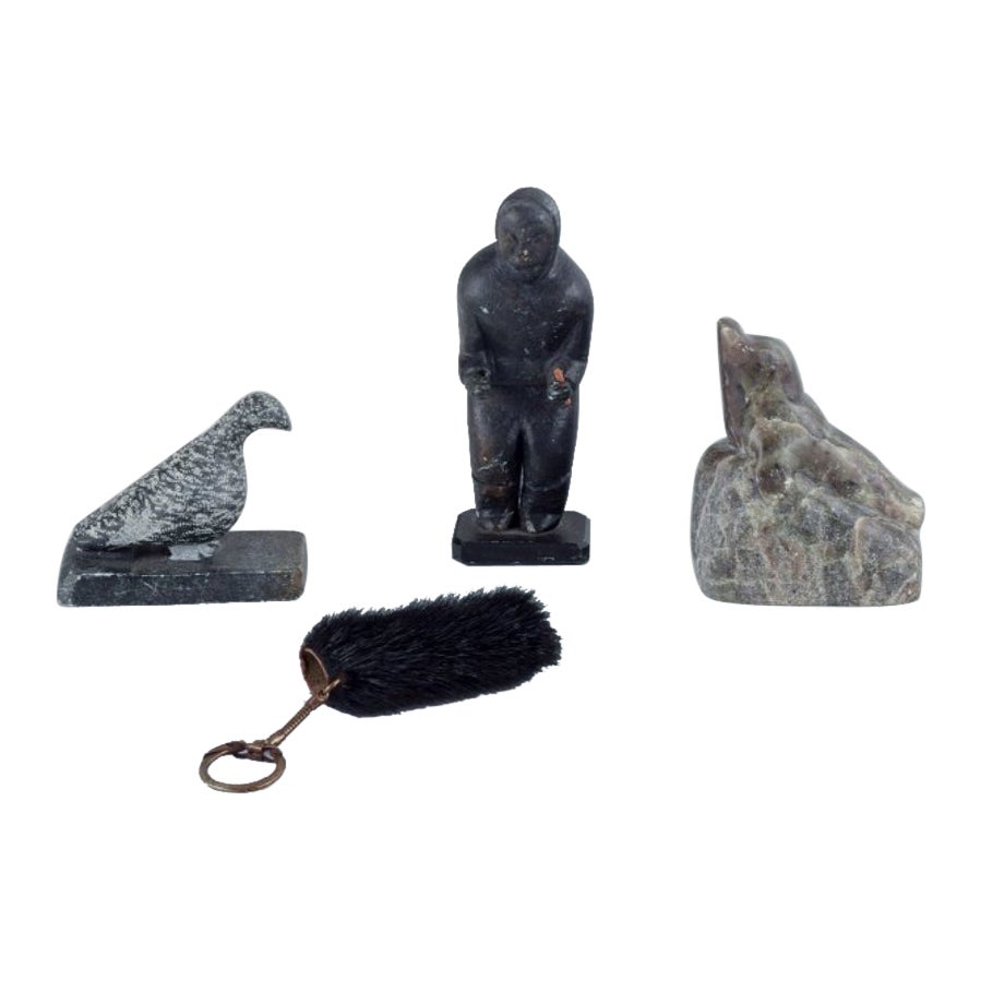 Greenlandica, drei Pieces aus Speckstein und ein schwarzes Etui mit Schlüsselring. 