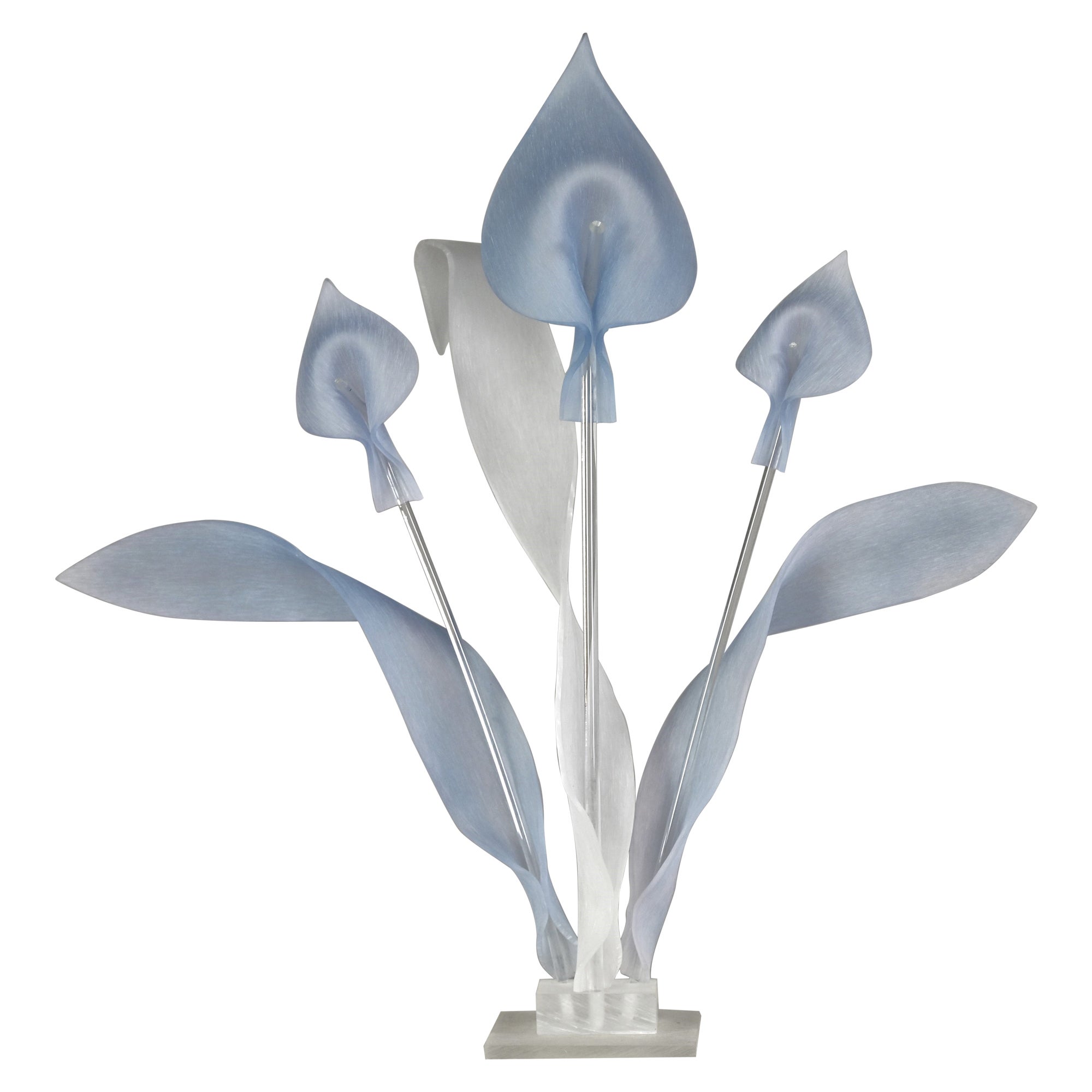 Moderne bis postmoderne Calla Lily-Skulptur oder Tafelaufsatz aus blauem und klarem Lucite, modern bis postmodern  im Angebot