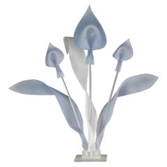 Moderne bis postmoderne Calla Lily-Skulptur oder Tafelaufsatz aus blauem und klarem Lucite, modern bis postmodern 