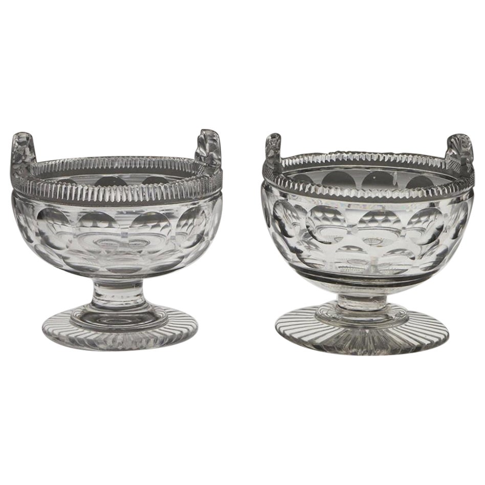 Zwei zweischneidige Glasmolche um 1840 im Angebot