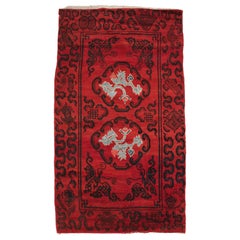 Antiker roter tibetisch-chadenischer Lack-Teppich mit Lotusblumen und Wolkenblütenmuster