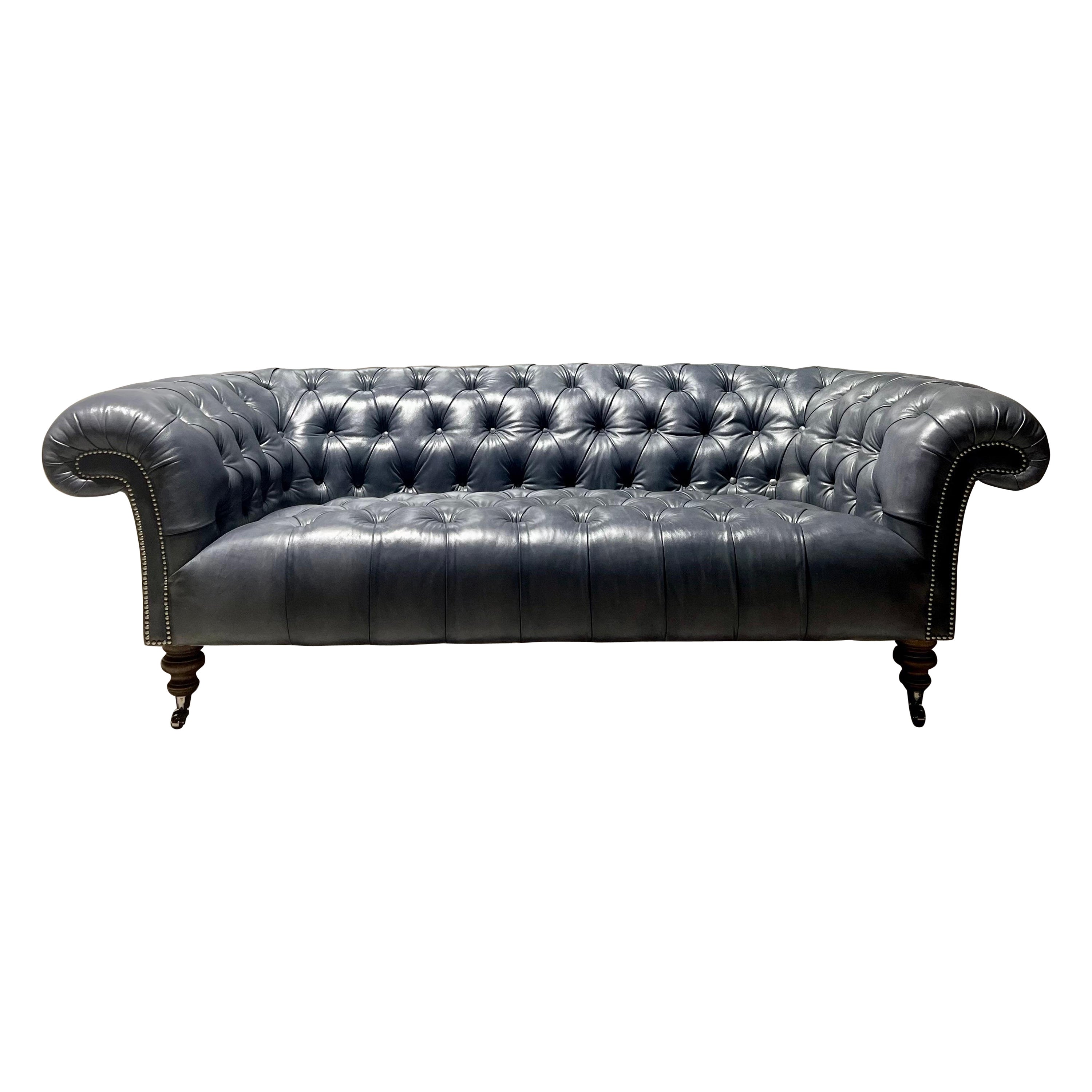 Notre caractéristique canapé Chesterfield touffeté Carver en cuir gris éléphant teint à la main en vente