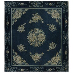 Ancien tapis Art déco chinois de Pékin en bleu avec médaillons à fleurs ivoires