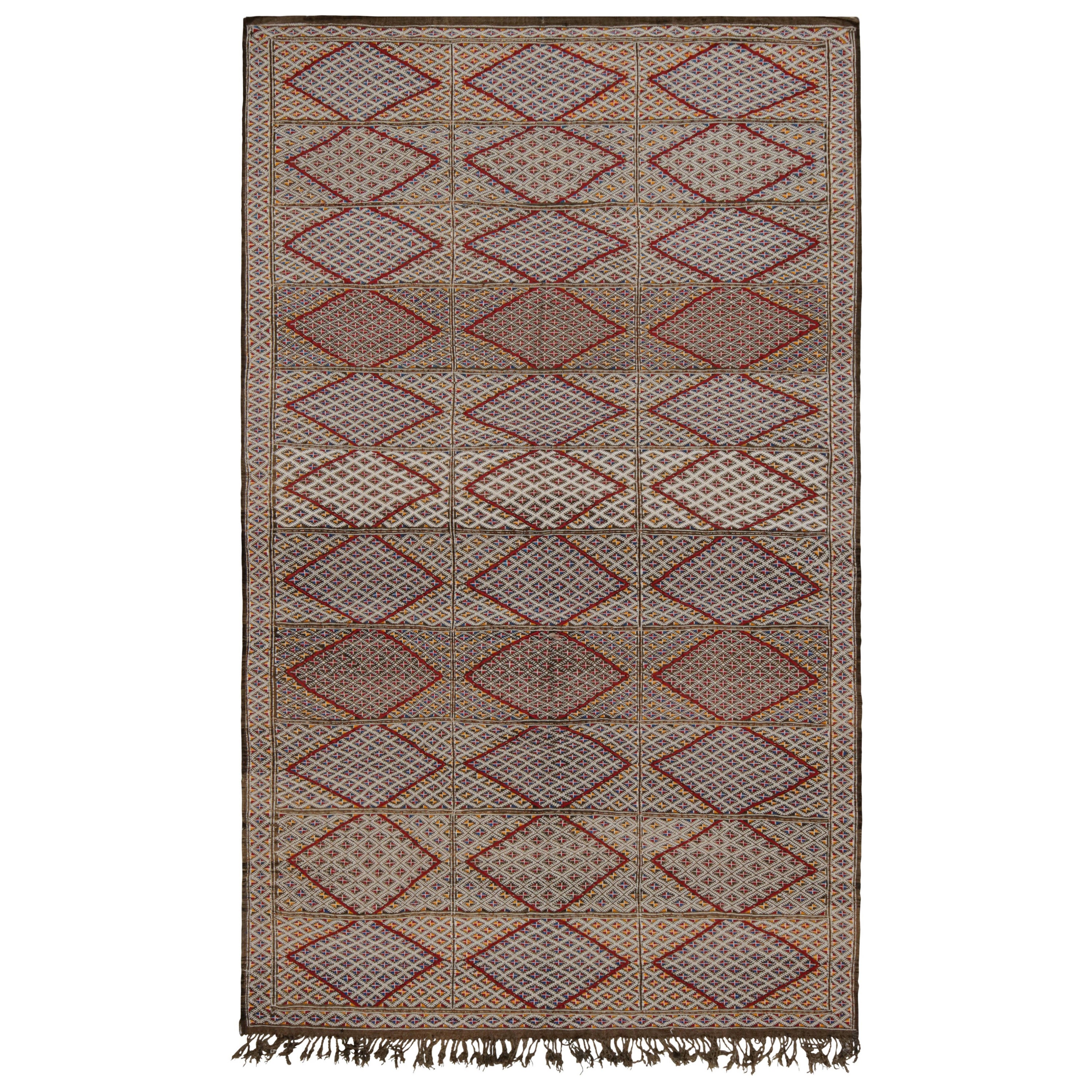 Kilim marocain vintage Zayane à motifs tribaux polychromes par Rug & Kilim