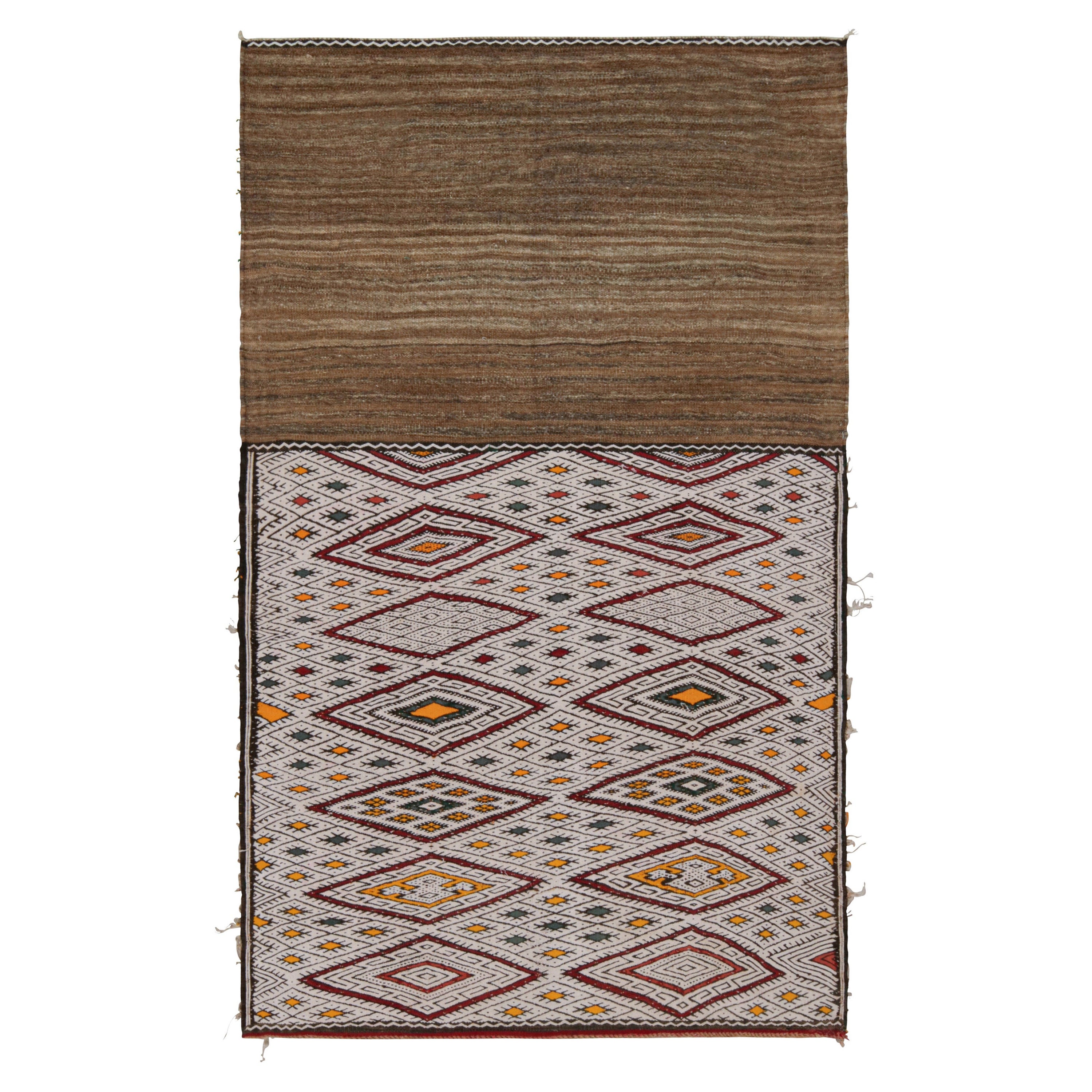 Kilim marocain vintage Zayane à motifs tribaux polychromes par Rug & Kilim