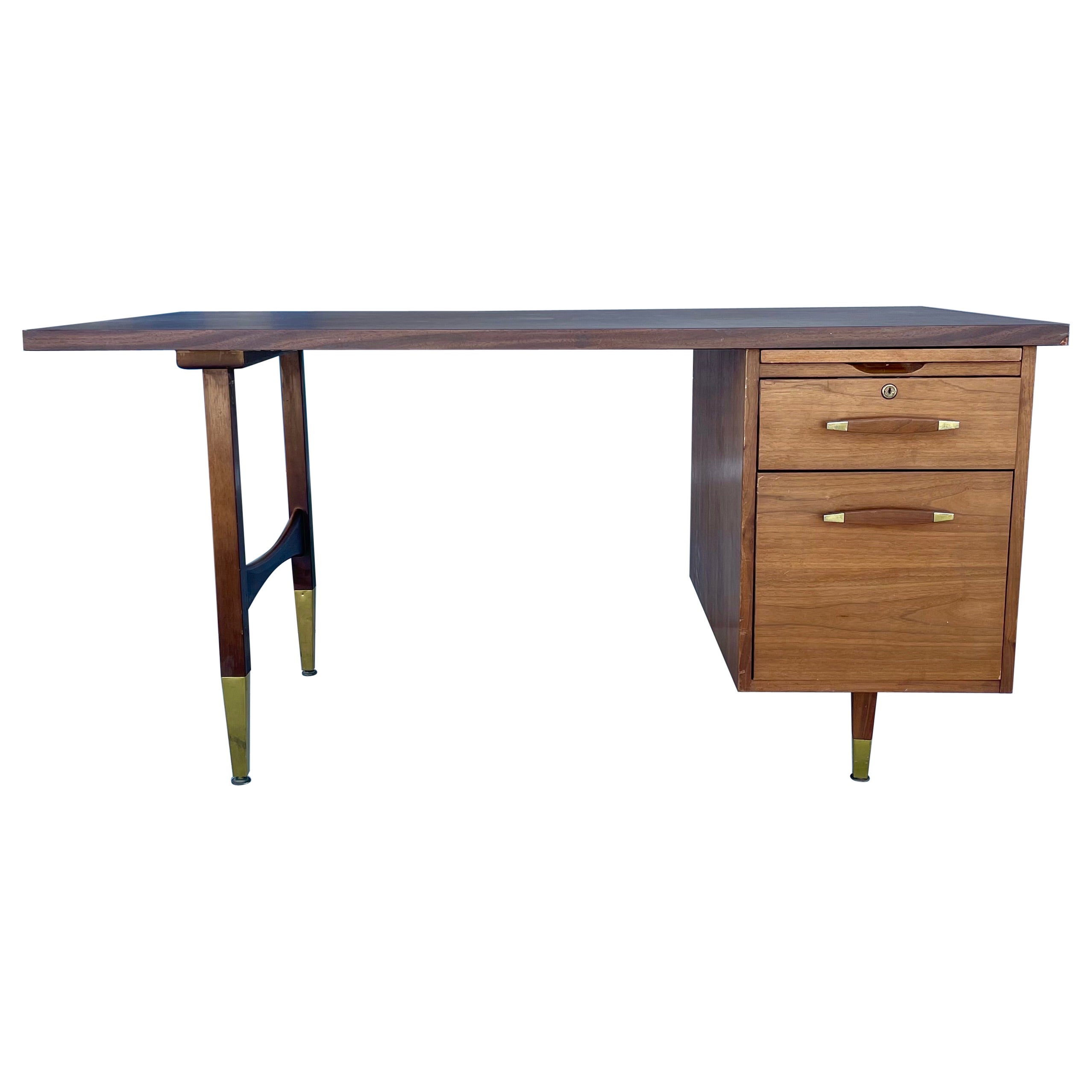 1960er Mid Century Modern Nussbaum-Schreibtisch