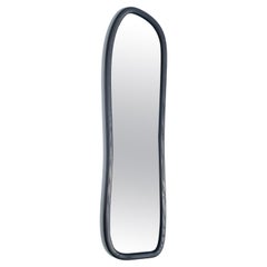 Sarpa spiegel - großformatiger spiegel in geschwärzter esche von KLN Studio