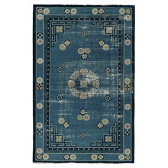 Blauer antiker chinesischer Peking Art Deco Teppich mit floralen Mustern, von Rug & Kilim