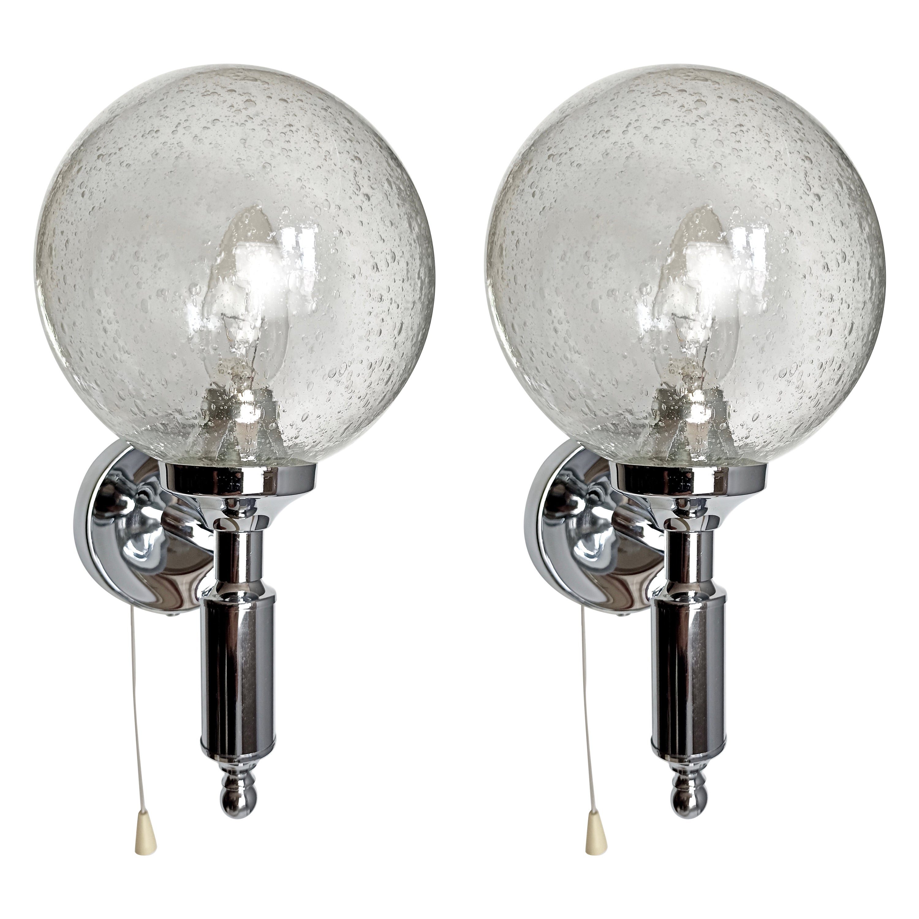 1970s set of two wall lamps in chrome and Pulegoso Murano glass shades. For Sale