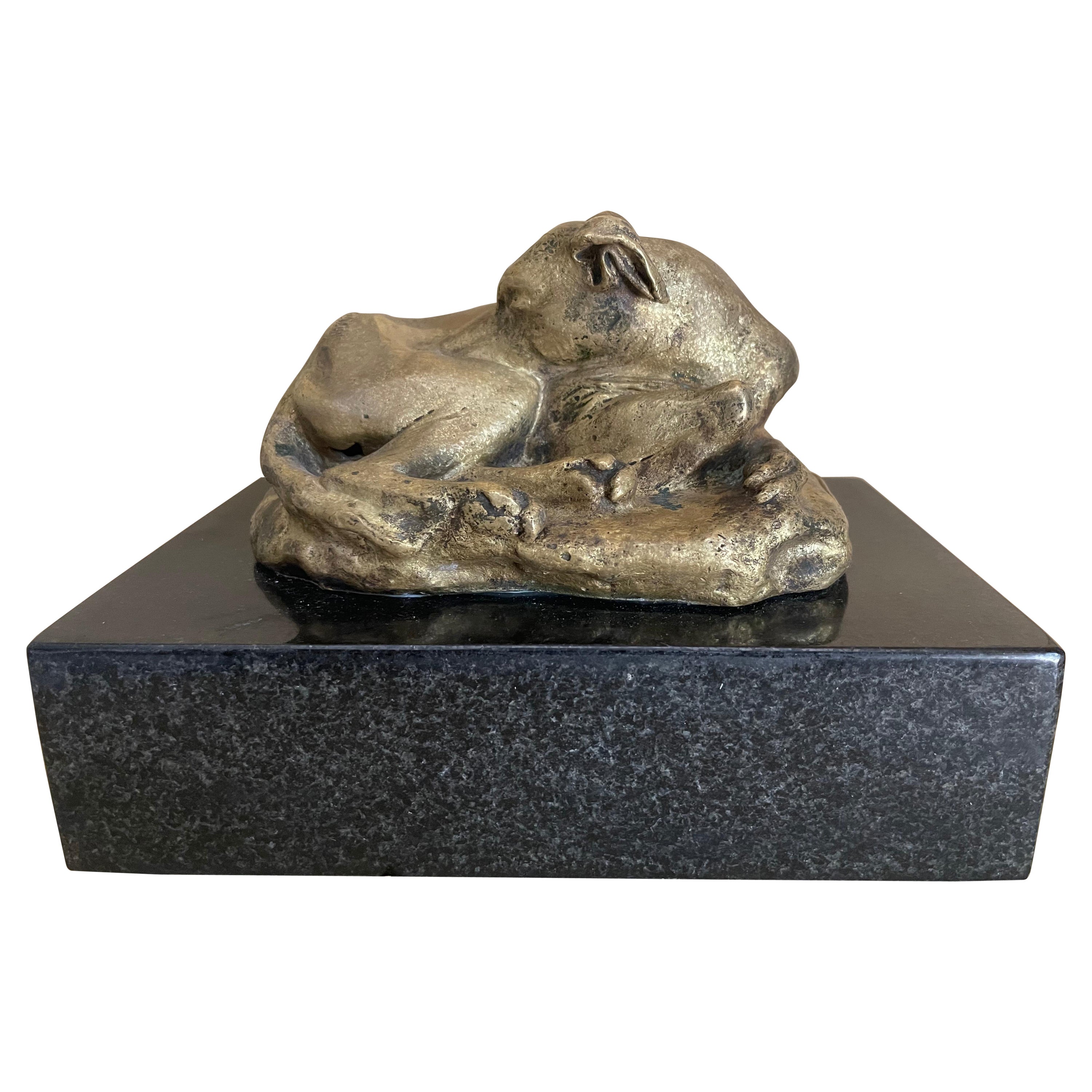 Escultura de perro galgo de bronce dorado