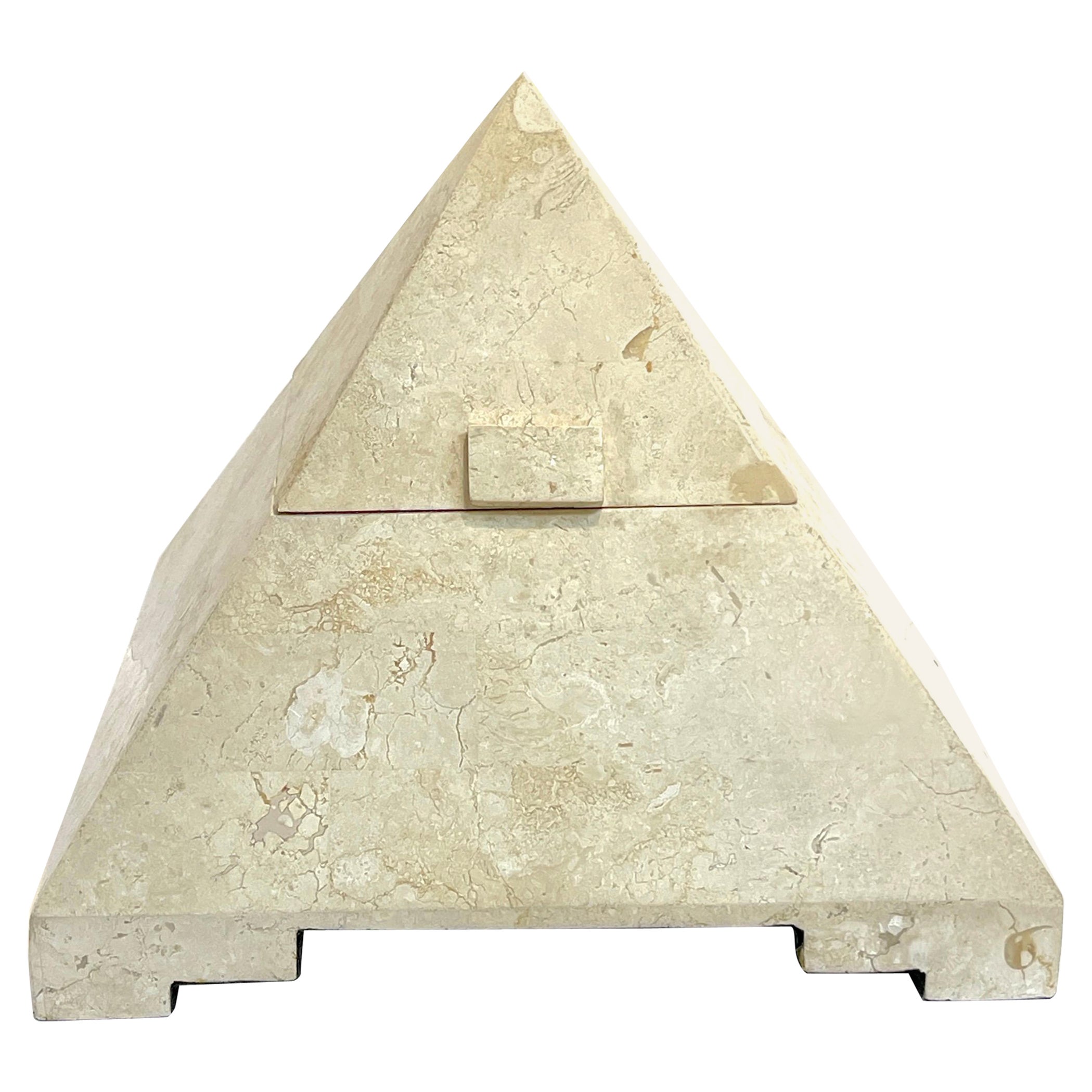 Boîte à charnière pyramidale incrustée de pierre tessellée moderne   en vente