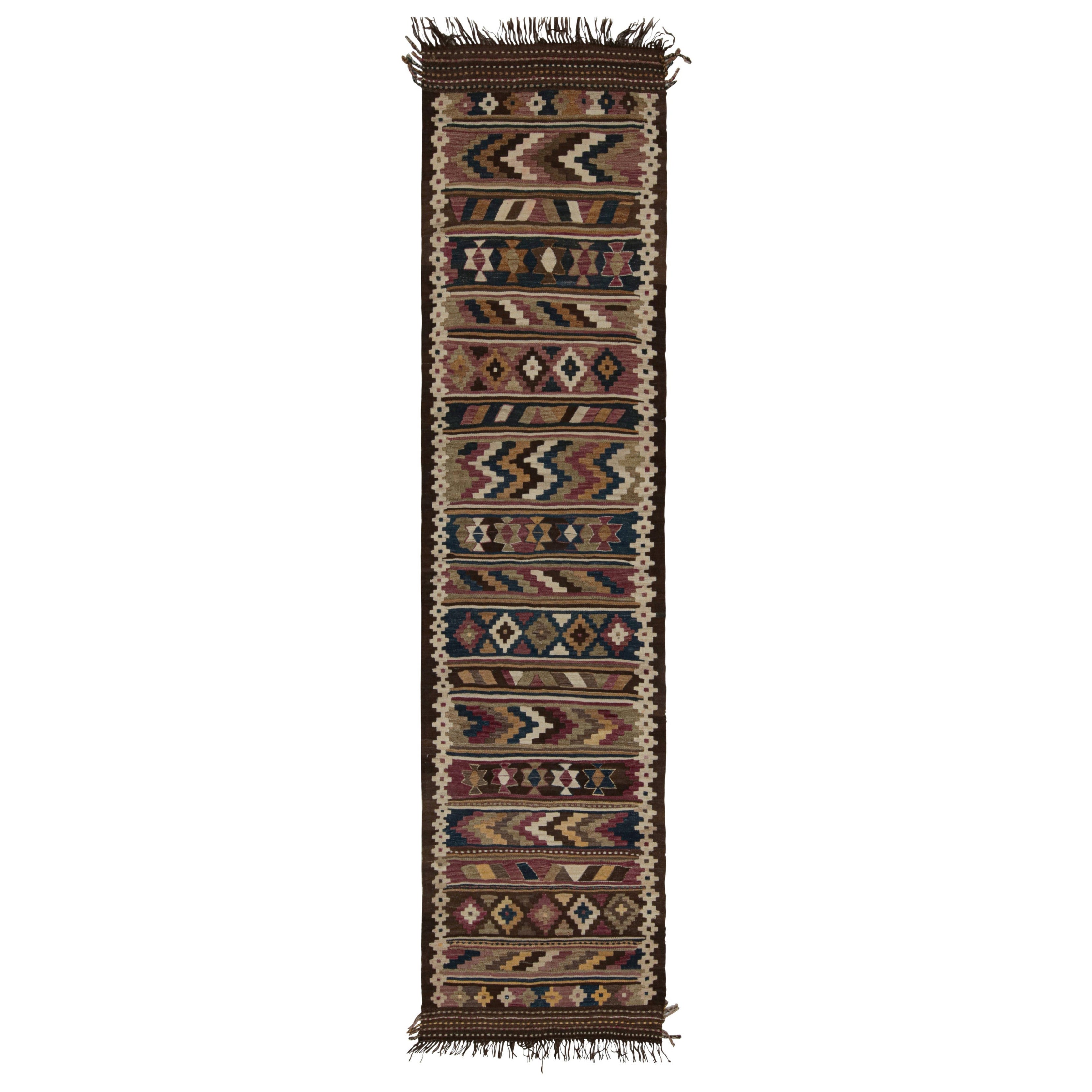 Tapis de couloir Kilim extra long vintage persan tribal, de Rug & Kilim