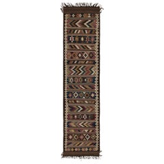 Tapis de couloir Kilim extra long vintage persan tribal, de Rug & Kilim