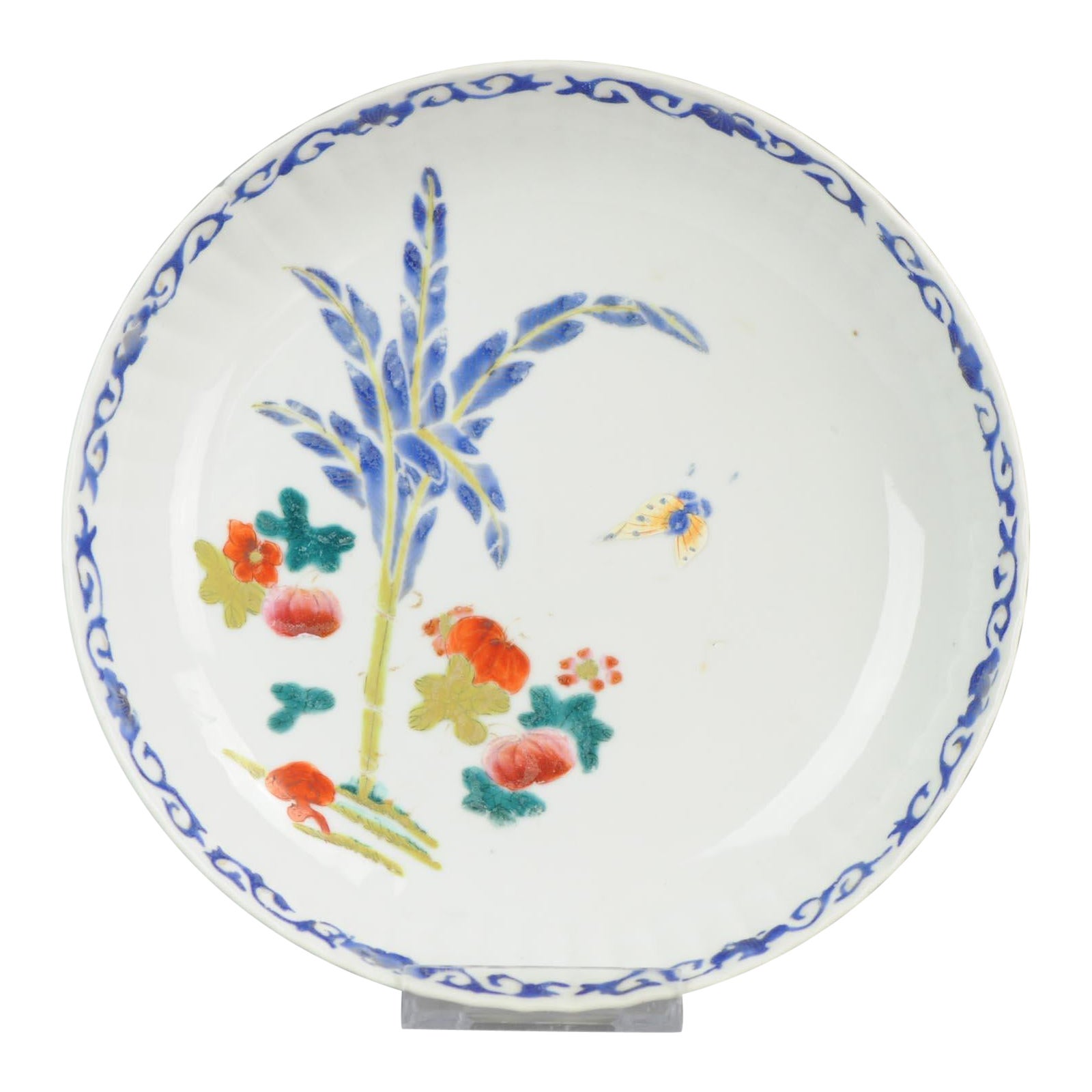 Ancienne assiette en porcelaine chinoise Qianlong bleue sur glaçure représentant un papillon profond
