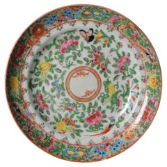 Antiguo Plato Cantonés de Porcelana China Pájaro Mariposa Flor, 19 C
