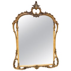 Milieu du 20e siècle  Miroir de style Louis XVI sculpté, peint et orné de bois doré