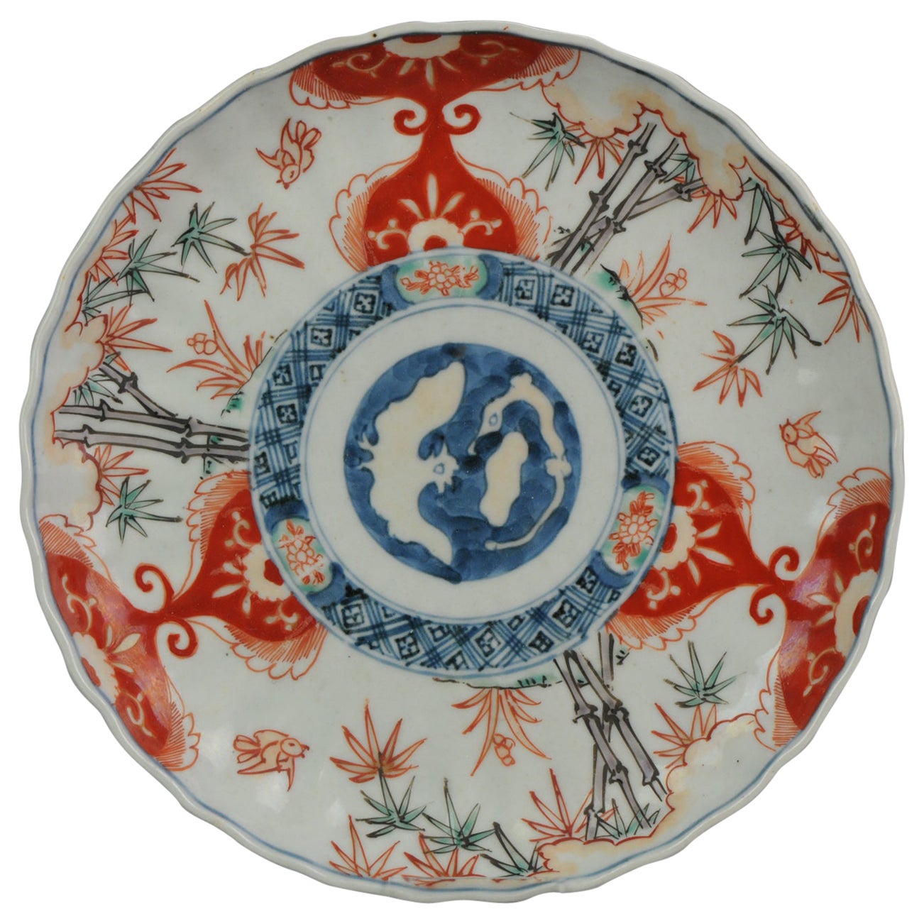 Assiette de présentation japonaise ancienne en porcelaine Imari représentant une scène florale 19ème siècle  en vente