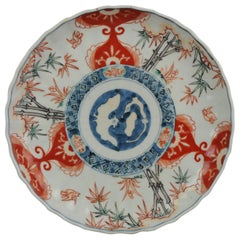 Assiette de présentation japonaise ancienne en porcelaine Imari représentant une scène florale 19ème siècle 